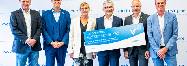 Bild von der Übergabe des Spendenschecks
