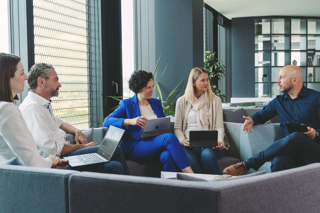 Personen auf Sitzbänken besprechen etwas