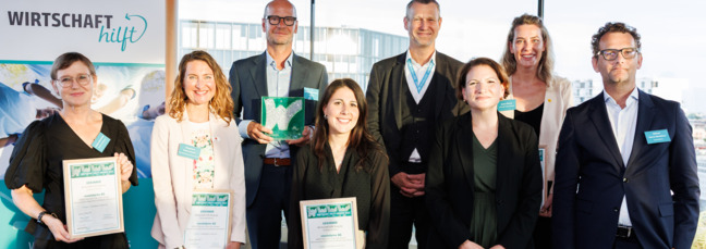 Vertreter:innen der voestalpine und der Hilfsorganisationen bekommen den Award verliehen