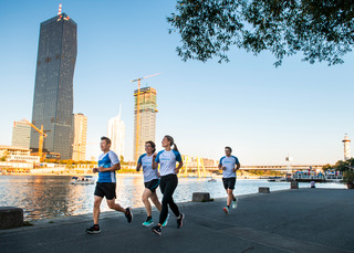 Läufer:innen im voestalpine-Trikot